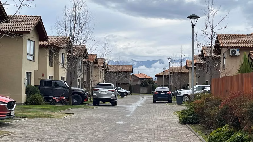 SE VENDE AMPLIA Y MODERNA CASA . MACHALÍ