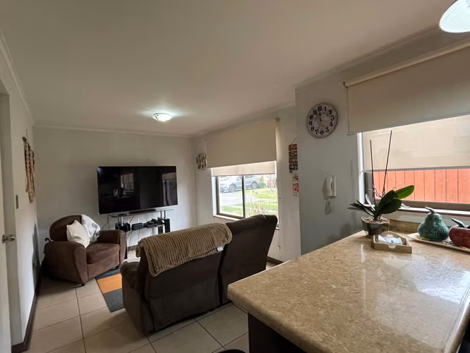 SE VENDE AMPLIA Y MODERNA CASA . MACHALÍ