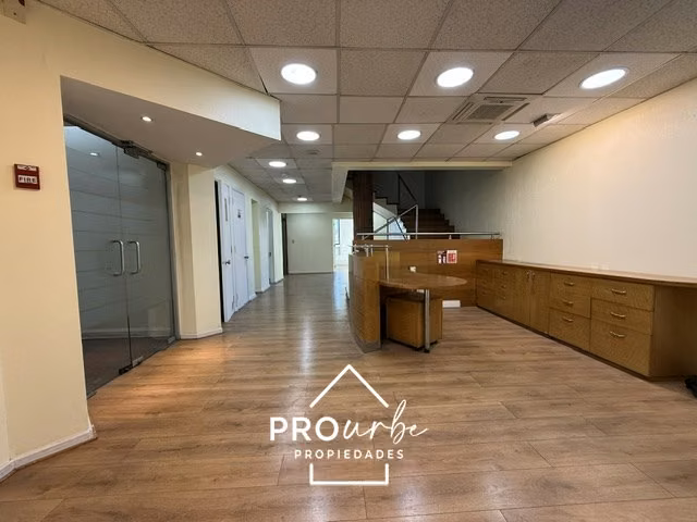 OFICINA Amplia oficina, piso completo. 6 privados, 6 baños, plantas libres y 10 estacionamientos. Rosario Sur/Apoquindo, metro Manquehue