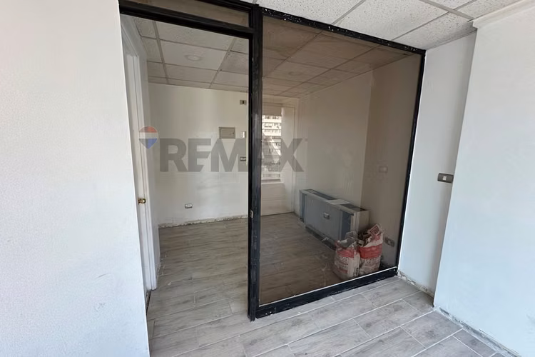 Oficina renovada, 20 m2. 2b, metro p.valdivia