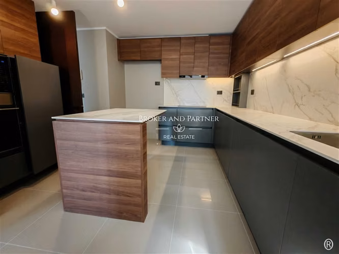 DEPARTAMENTO Marchant Pereira con Dario Urzua