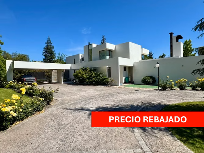 CASA DE LUJO EN LINDEROS EN  CANCHA DE GOLF