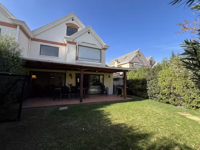 CASA EN PEQUEÑO CONDOMINIO EN LAS CONDES
