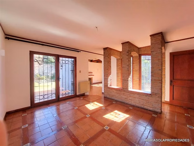 4D 3B escritorio, piscina, sala estar 215 en 800 de terreno