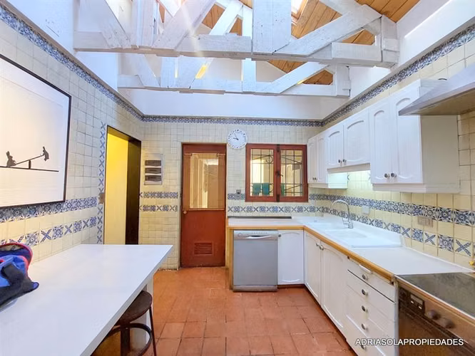4D 3B escritorio, piscina, sala estar 215 en 800 de terreno