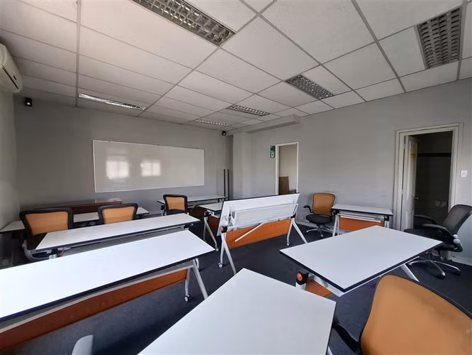 PHILLIPS 56; 8 privados 4 amplias salas, 8 baños en 502 m2
