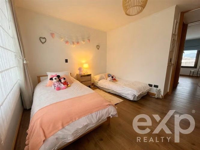 Casa en Arriendo. Chamisero. 6D+5B, con pieza de servicio