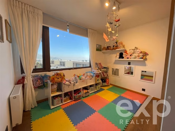Casa en Arriendo. Chamisero. 6D+5B, con pieza de servicio