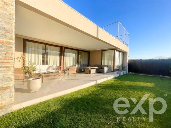 Casa en Arriendo. Chamisero. 6D+5B, con pieza de servicio
