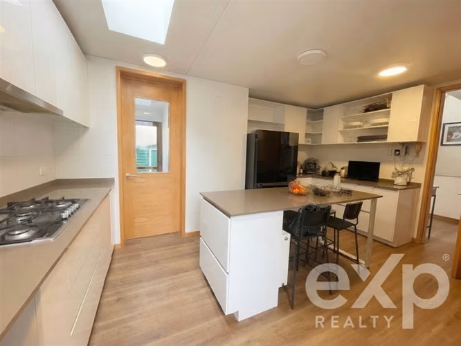 Casa en Arriendo. Chamisero. 6D+5B, con pieza de servicio