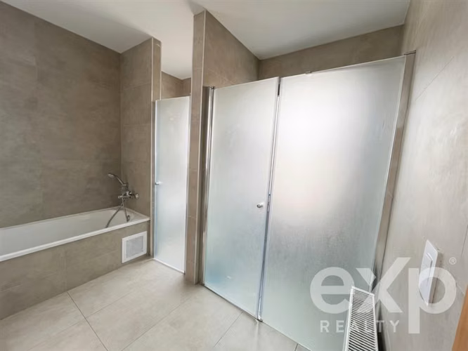 Casa en Arriendo. Chamisero. 6D+5B, con pieza de servicio