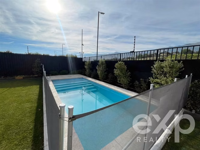 Casa en Arriendo. Chamisero. 6D+5B, con pieza de servicio