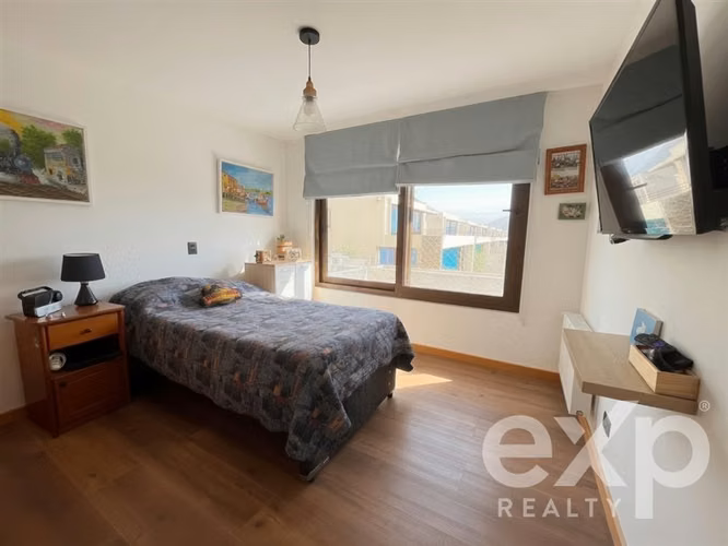 Casa en Arriendo. Chamisero. 6D+5B, con pieza de servicio