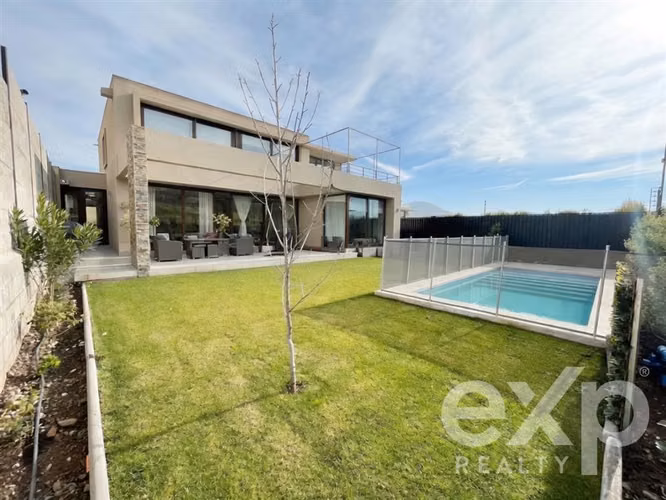 Casa en Arriendo. Chamisero. 6D+5B, con pieza de servicio