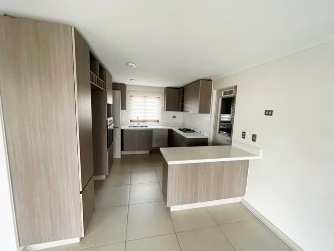 Hermosa Casa, gran Terreno con Piscina - Imagen 4