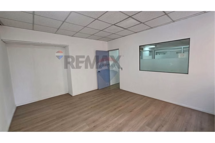 Arriendo amplia  oficina comercial metro moneda