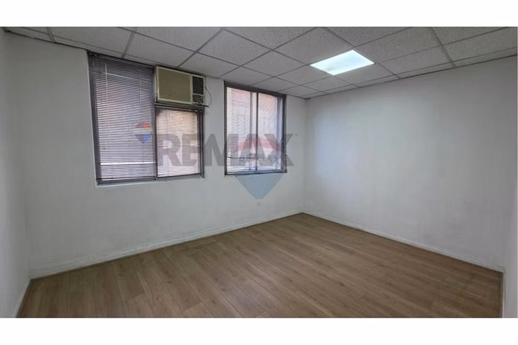 Arriendo amplia  oficina comercial metro moneda