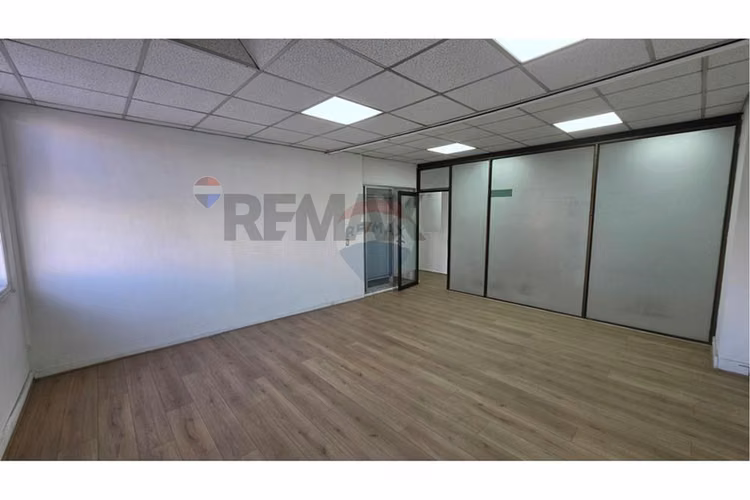 Arriendo amplia  oficina comercial metro moneda