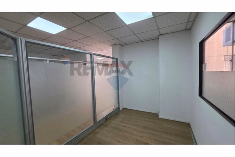 Arriendo amplia  oficina comercial metro moneda
