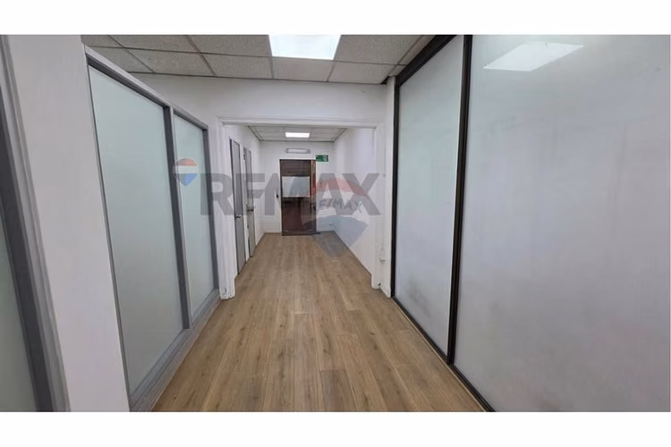 Arriendo amplia  oficina comercial metro moneda