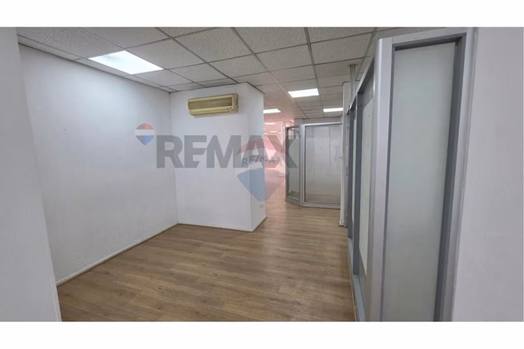 Arriendo amplia  oficina comercial metro moneda