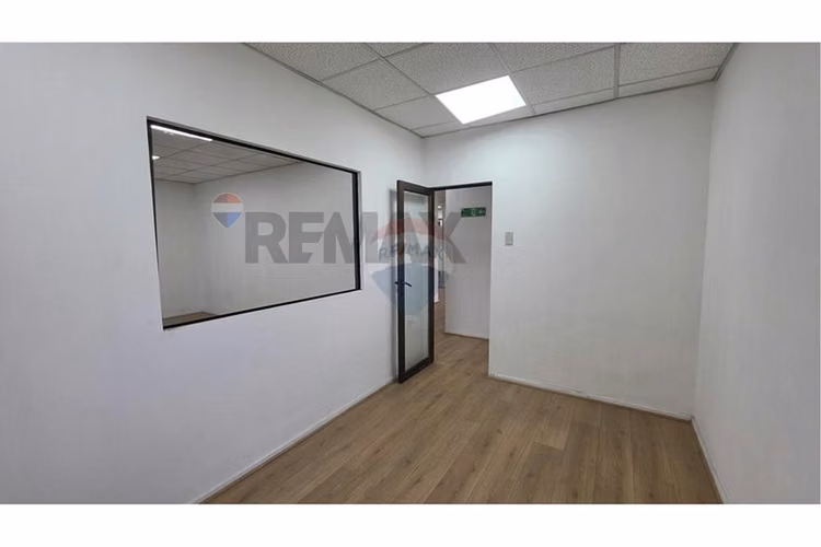 Arriendo amplia  oficina comercial metro moneda