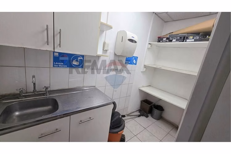 Arriendo amplia  oficina comercial metro moneda