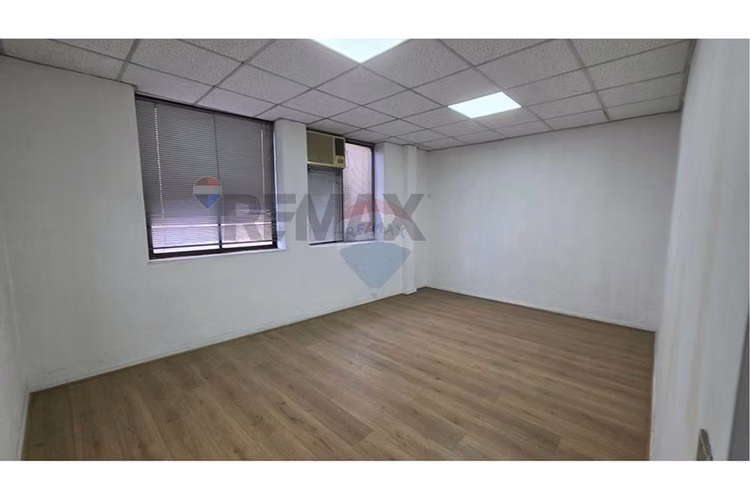 Arriendo amplia  oficina comercial metro moneda