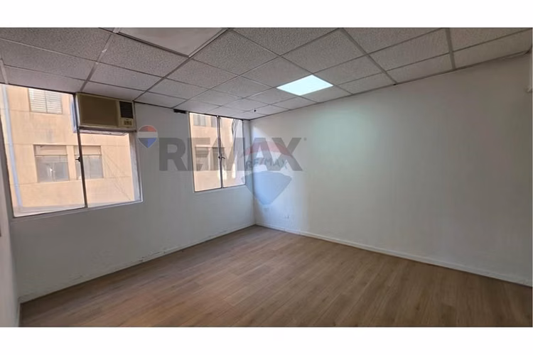 Arriendo amplia  oficina comercial metro moneda