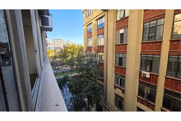 Arriendo amplia  oficina comercial metro moneda
