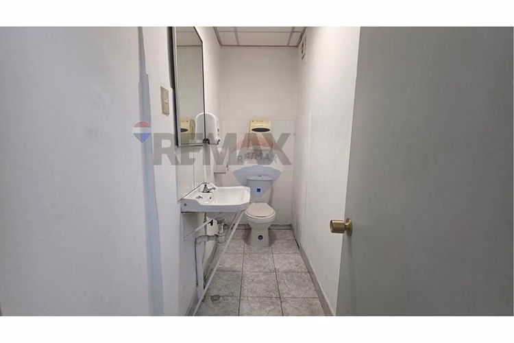 Arriendo amplia  oficina comercial metro moneda