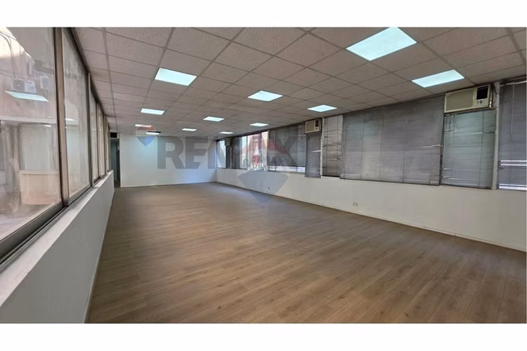 Arriendo amplia  oficina comercial metro moneda