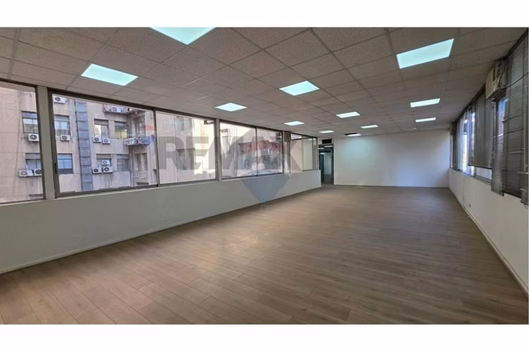 Arriendo amplia  oficina comercial metro moneda