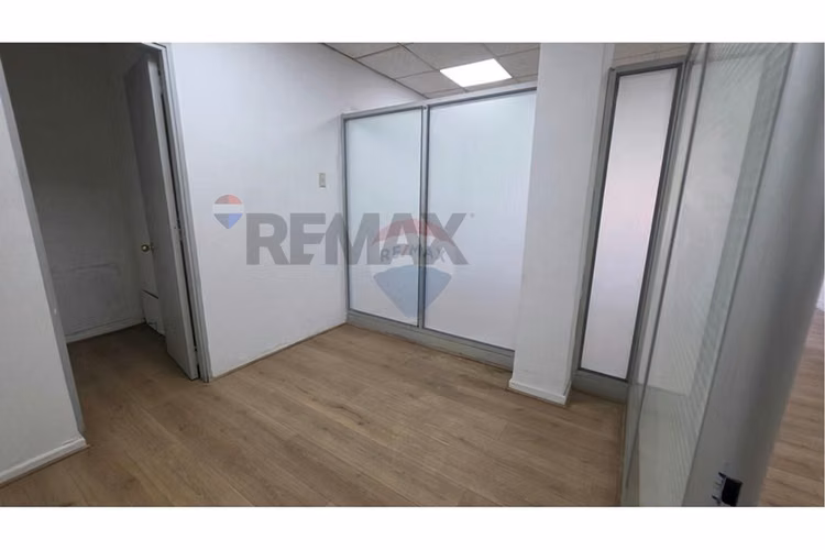 Arriendo amplia  oficina comercial metro moneda