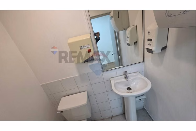 Arriendo amplia  oficina comercial metro moneda
