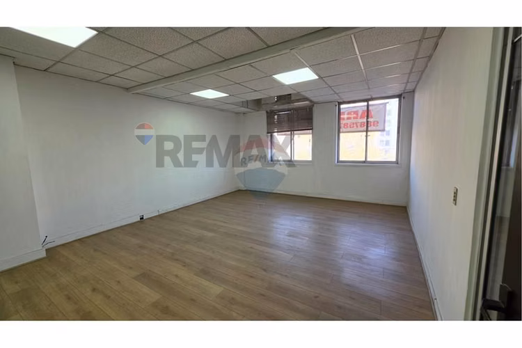 Arriendo amplia  oficina comercial metro moneda