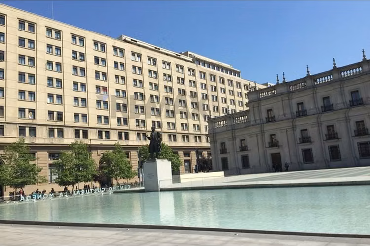 Arriendo amplia  oficina comercial metro moneda