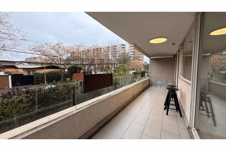 Vida urbana en las condes a minutos de metro l1