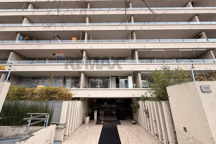 Vida urbana en las condes a minutos de metro l1