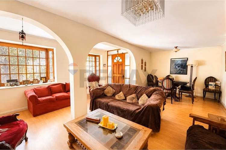 Amplia propiedad en excelente entorno residencial