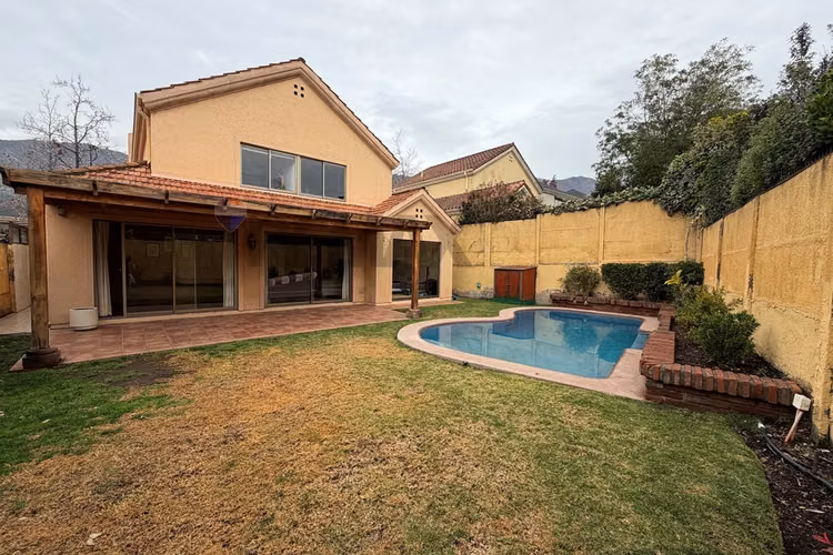 Estupenda casa s.carlos apoquindo 4d+3b piscina