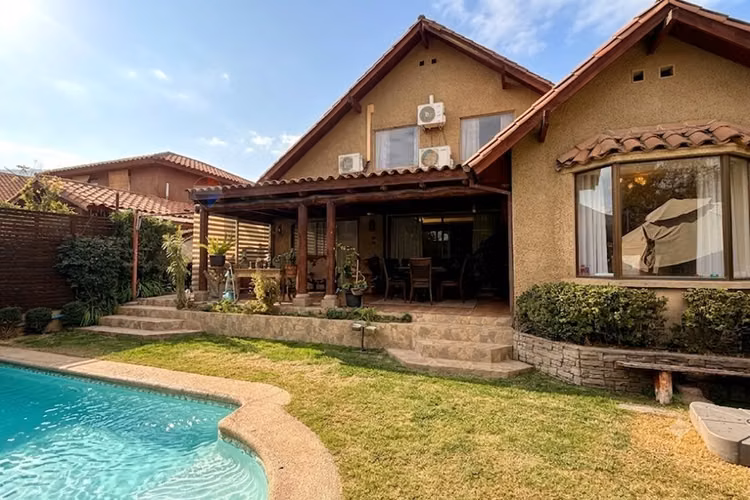 Casa con piscina en condominio huechuraba