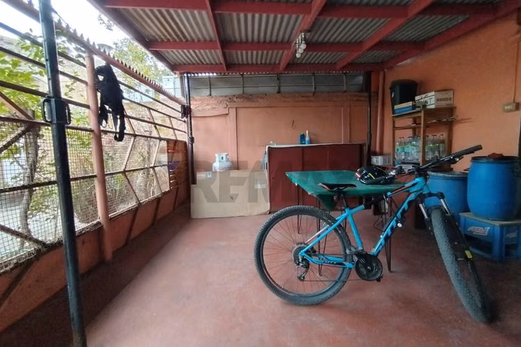 Se vende casa con amplio terreno macul