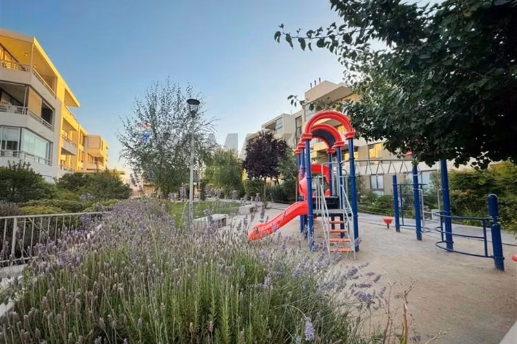 Townhouse 4d/3b en camino el roble