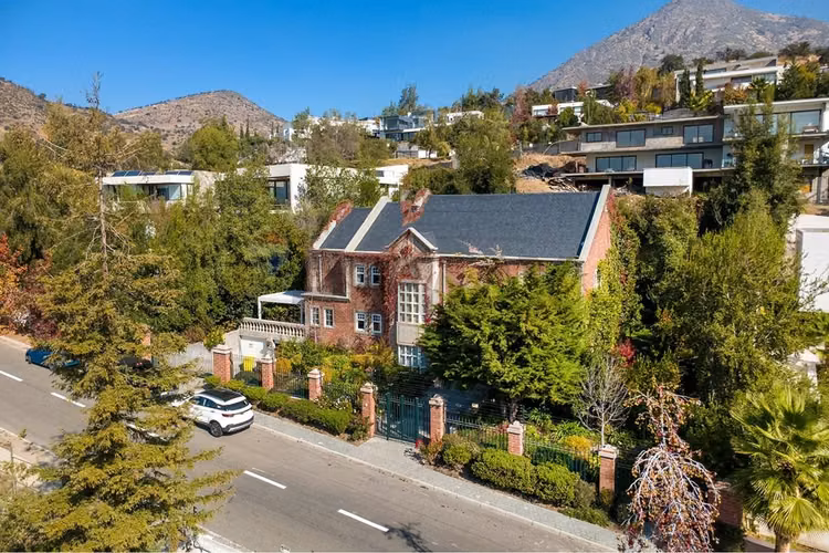 Venta casa inglesa 5d + estar + escritorio
