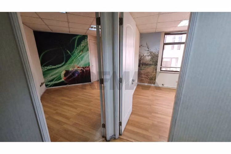 Oficina con 2 privados, estacionamiento y bodega