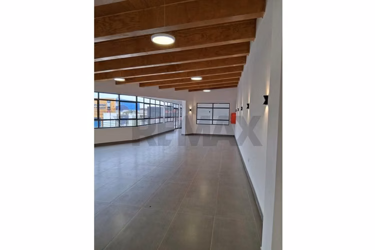 Se arrienda plana libre en piso 2
