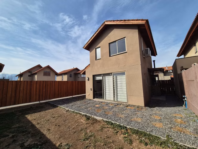 SE ARRIENDA CASA UBICADA EN CONDOMINIO MACHALÍ