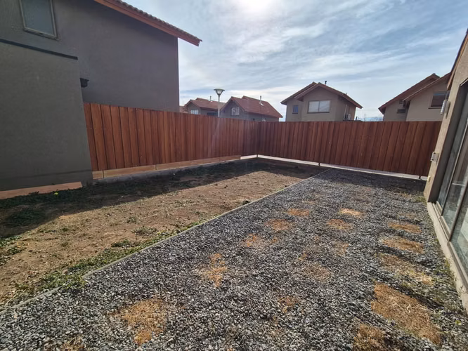 SE ARRIENDA CASA UBICADA EN CONDOMINIO MACHALÍ