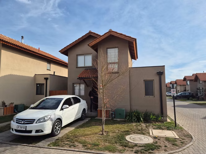 SE ARRIENDA CASA UBICADA EN CONDOMINIO MACHALÍ